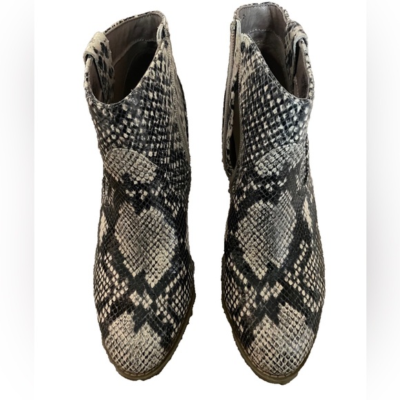 Vionic Size 8 Medium Leather Snakeskin Boots - Picture 2 of 6